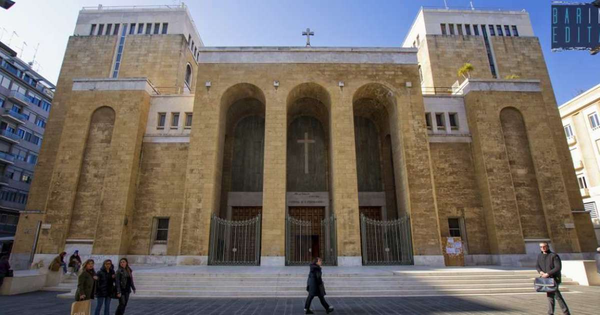Bari, San Ferdinando: quella chiesa-simbolo che vive in simbiosi con negozi e condom�ni